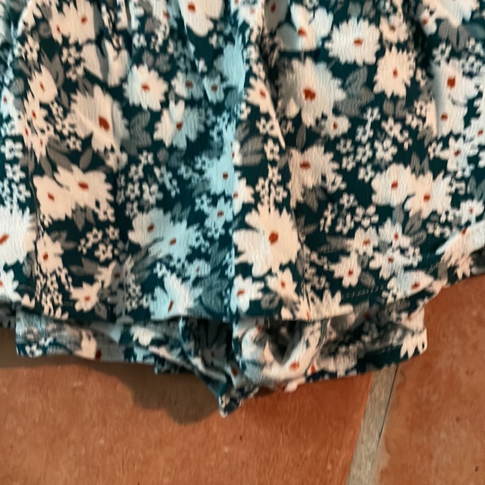 EUC - Forever 21 - green and white floral skort - juniors size Small. - Picture 3 of 7